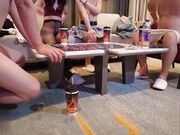 极致淫乱温泉酒店4P乱交 脱衣游戏褪去一件不剩 并排侍奉像比赛操穴一样后入输出