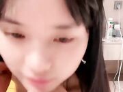 清纯羞涩小女友 外表文静甜美 无毛美穴被舔弄 插进来吧 骑乘位猛插 后入姿势爆操