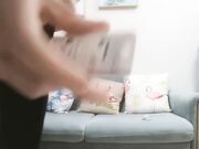 约啪白色长裙清纯嫩妹舌吻调情沙发揉奶抠逼抱着猛烈撞击