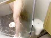 刚成年的妹妹假期在家洗澡 门口打飞机太难受直接冲进厕所 无视爸妈在家