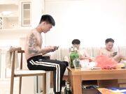 19岁女生见网友被3个精神小伙灌酒玩性游戏全程偷拍 醉酒后被轮奸惨遭小伙掏