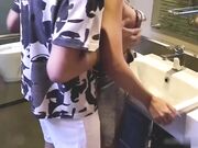 夜店真空勾搭来的小鲜肉 在卫生间引诱口吃鸡巴 后入无套爆精