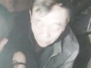 HD年轻主播不挑食户外与两个很饥渴的大叔玩3P大叔很着急要插啊不停说快点快点对白非常精彩