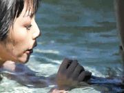 泳池边享受继父大黑屌的淘气女儿