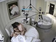 和漂亮女友开房打炮还没进去就喊疼