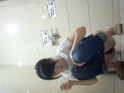 商场女厕全景牛仔裤妹子的内裤图案很养眼