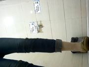 商场女厕全景牛仔裤妹子的内裤图案很养眼