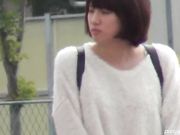 内急难耐的美眉们找个隐蔽没人处嘘嘘