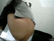尾随露脸偷拍穿拖鞋妹子