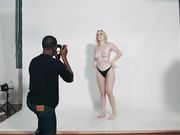 被大黑屌暴操的白嫩女模