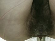潜入女厕偷拍为拍脸跟到操场