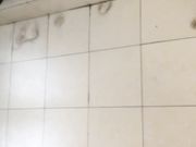 潜入女厕偷拍为拍脸跟到操场