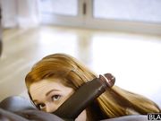 美女看着大棒子进出自己的肉穴