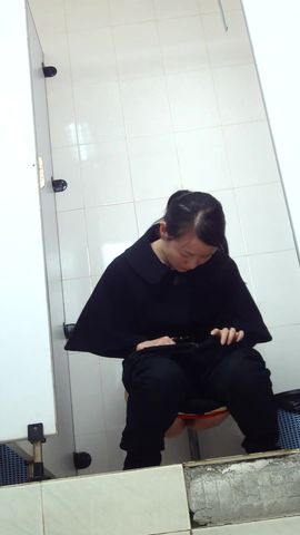 商场厕拍妹子的红内裤很是扎眼