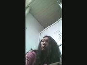 女厕近距离偷拍背着包的妹子
