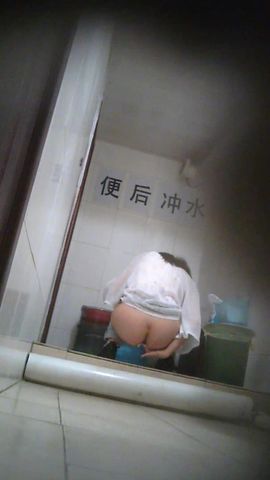 厕所偷拍 美女喜欢倒着尿尿