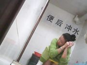 女厕偷拍 抹完还要揉一揉下面