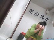 女厕偷拍 抹完还要揉一揉下面