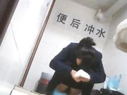 女厕偷拍 金发妹子胸还挺大