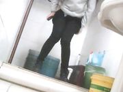 女厕偷拍 金发妹子胸还挺大