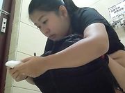 商场厕拍 妹子在卫生间换裙子