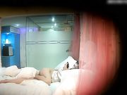 靓妹和男朋友开房自己忍不住摸一下
