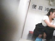 厕所偷拍 可爱的妹子带个可爱的帽子