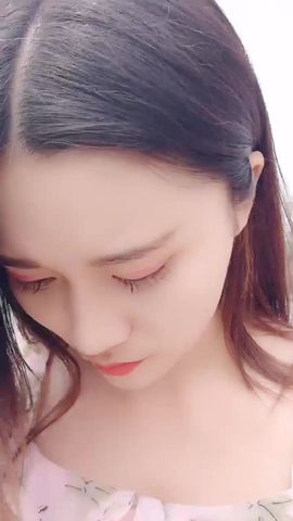剧情演绎淫荡美女艺校生马上毕业了大街上被导演相中到公园试戏
