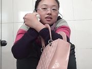 商场厕拍 萌妹子对着镜子搔首弄姿