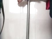 商场厕拍 小妹妹抹完还要抠一抠