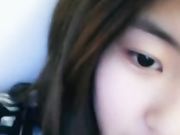 小美女床上慢慢脱掉衣服手指扣逼粉嫩逼逼很是诱惑喜欢不要错过