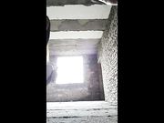 非常屌的90后白虎村姑和鲜肉级男主播户外野战太多蚊子了只好去人家的毛坯房里脱光了继续干