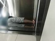 屌丝小混混穿着短裤拖鞋去接穿着性感白领女友下班看周围没有人直接在电梯里啪啪