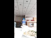打完野战请白虎主播去餐厅吃大餐，餐厅玩露出，两人还挺能吃的