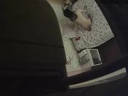 小旅馆服务员躲在透气窗上偷窥开房的情侣啪啪真刺激
