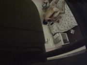 小旅馆服务员躲在透气窗上偷窥开房的情侣啪啪真刺激