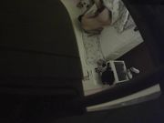 小旅馆服务员躲在透气窗上偷窥开房的情侣啪啪真刺激