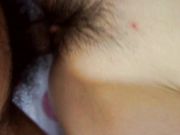 强行把漂亮女友按在床上插看她享受的样子被干的留下幸福的泪水