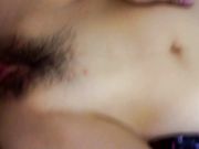 强行把漂亮女友按在床上插看她享受的样子被干的留下幸福的泪水
