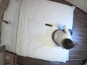 钟点炮房拍眼镜女同事约炮帅哥开房带了不少套套来赴约啊