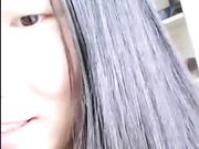 网友撩妹妹子很谨慎脱之前先探出窗看看对面是否有偷窥的
