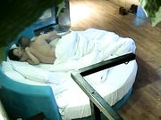 大叔和年轻的出轨少妇吃点水果休息一下就开始做爱