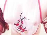 古典梅花透明肚兜浴缸内挑逗诱惑教大家剃毛毛花心粉嫩嫩