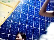 买通女室友浴室偷放摄像头偷窥两个妹子一边聊天一边洗白白