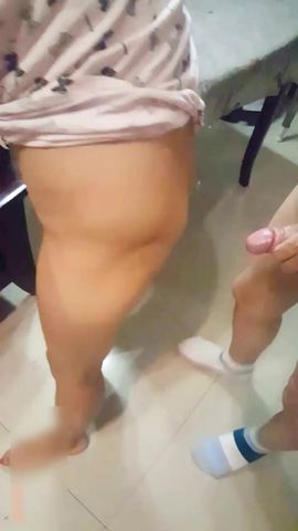 娇妻饥渴扑倒骑坐鸡巴上扭动起来裤子都不脱就开操