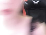 玩个很开房逼毛都刮干净了，道具抽插骚逼看样子口活练得也不错