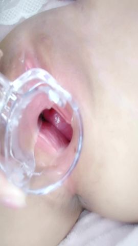 网红吃货少女希希酱大胆另类自慰法内窥镜看粉嫩阴道内部子宫口清晰可见手指伸进去刺激