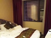 91贵州兵哥酒店狂操四川98年刚毕业上班的害羞小嫩妹,玩的都是高难度动作