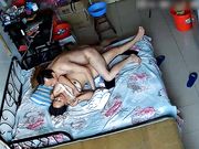 黑客破解家庭网络摄像头监控偷拍熟睡大叔突然起来扑到准备穿衣服的媳妇强搞让她别动