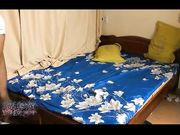 洋小伙约白皙丰满少妇出租屋閒聊打炮洩慾